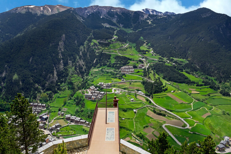Andorra ist ein kleines, unabhängiges Fürstentum in den Pyrenäen zwischen Frankreich und Spanien. Es ist für seine Skiorte und seinen Status als Steueroase bekannt, in der zollfreies Einkaufen möglich ist. In der Hauptstadt Andorra la Vella laden Boutiquen und Juweliergeschäfte in der Avenue Meritxell sowie zahlreiche Einkaufszentren zum Einkaufsbummel ein. Im Altstadtviertel Barri Antic steht die romanische Kirche Santa Coloma mit einem runden Glockenturm.