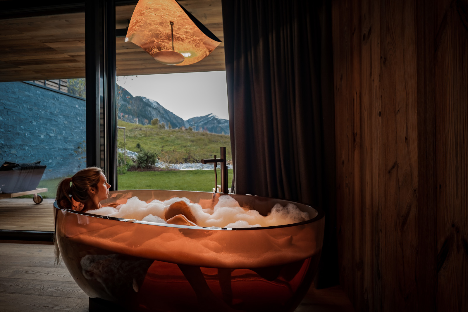 Sowohl die heimische Badewanne als auch die Panoramabadewannen im Tiroler Hotel Jungbrunn, Tannheimer Tal laden zu entspannten Momenten ein Bildnachweis: Hotel Jungbrunn – Der Gutzeitort, Tannheim/Tirol